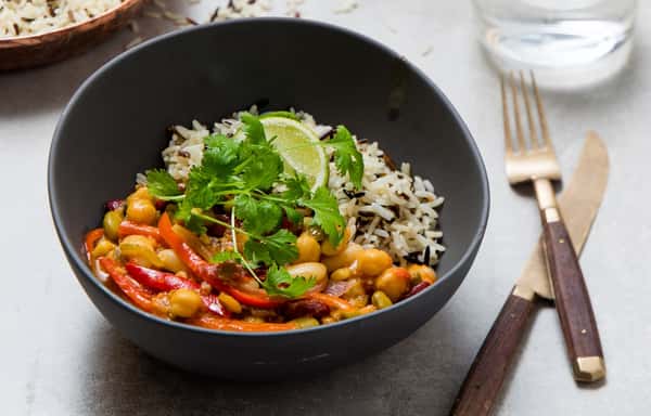 Rød vegetarcurry med bønner, koriander og villrisblanding