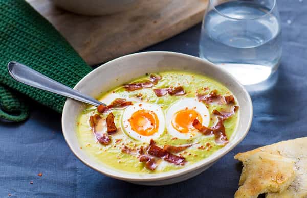Hjemmelaget spinatsuppe med stekt skinke og egg