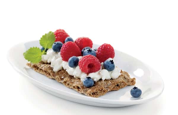 Knekkebrød med cottage cheese og bær
