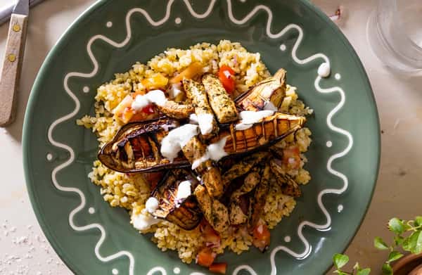 Kryddermarinerte svinestrimler med bakt aubergine, tomatsalat og bulgur