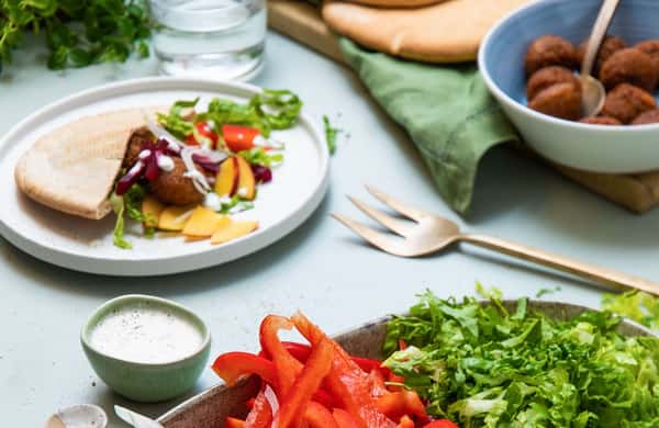 Falafeler i fullkornspita med plommesalat, rødbeter og lett urtedressing