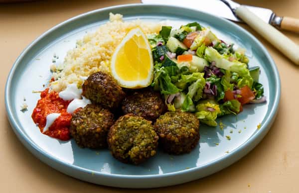 Falafel med couscous, ajvar og marokkansk agurk- og tomatsalat