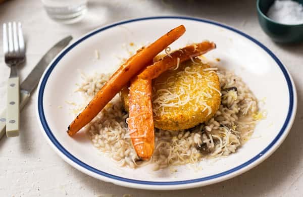 Vegetarschnitzel med sopprisotto og honningbakte gulrøtter