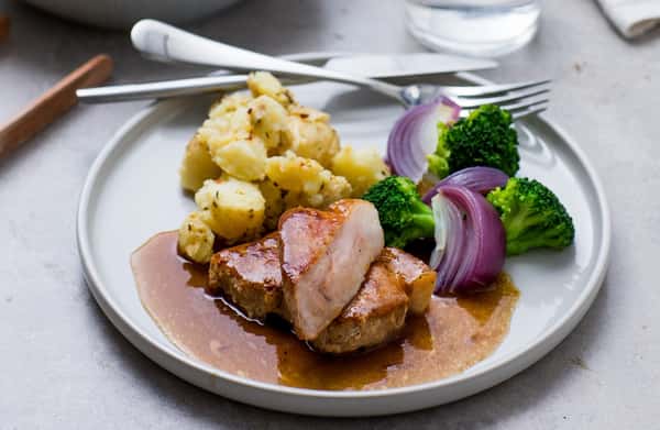 Svinefilet med grovknuste poteter, brokkoli og brun saus