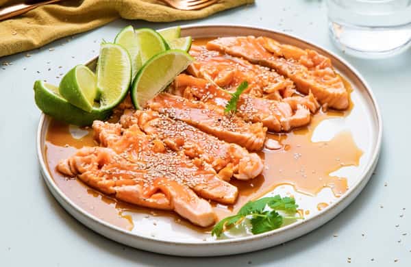 Laks tataki med fullkornsris, vårløk og curry- og mangodressing