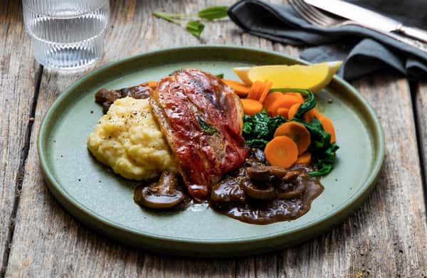 Kylling saltimbocca med salvie, potetmos og soppsjy