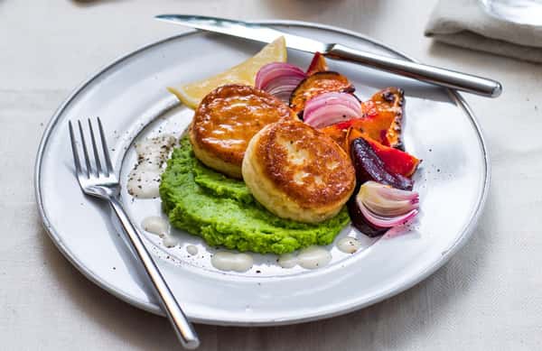 Fiskeburgere med søtpoteter, ertepuré og fiskesaus med sitron