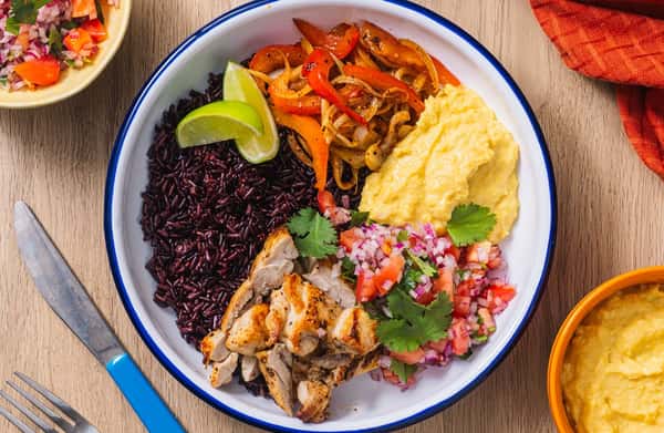 Krydret kyllinglårfilet med chilistekte grønnsaker, maiskrem og svart ris