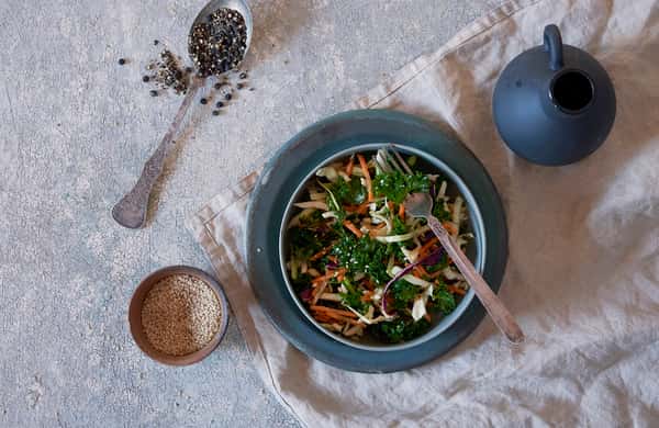 Råkostsalat med sesamolje og ponzu saus