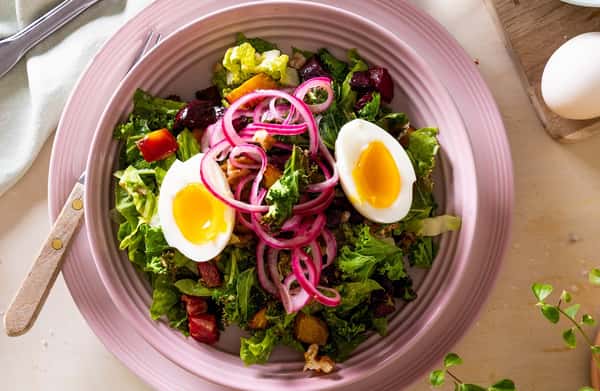 Betesalat med sprø grønnkål, egg, fetaost og syltet rødløk