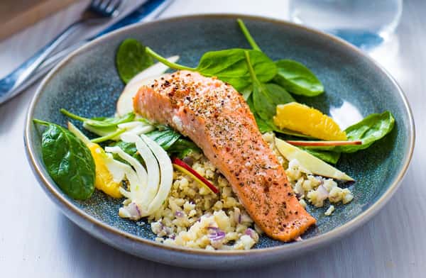 Krydderbakt laks med fresh fenikkelsalat og ristet blomkålris
