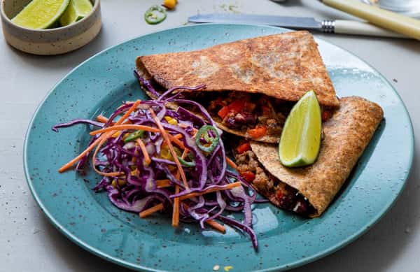 Quesadillas med svinekjøtt, rødkål-coleslaw og grønn chili
