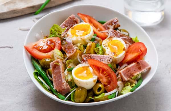 Niçoise-salat med fersk tunfisk, egg og balsamicovinaigrette