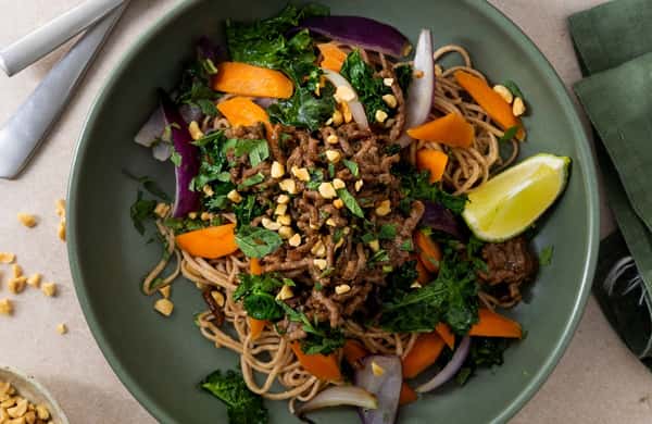 Wok med kjøttdeig av storfe, svin og linser, friske grønnsaker, mynte og fullkornsnudler