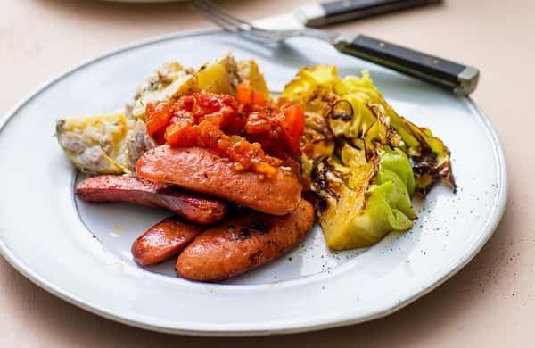 Magre pølser med pannestekt spisskål, lettkremet potetsalat og tomatsalsa