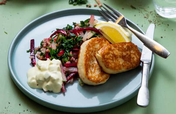 Fiskekaker med byggkornsalat, beter og eple- og karridressing