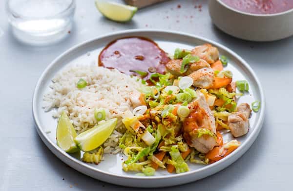 Kyllingwok med savoykålblanding, sesamfrø og fullkornris