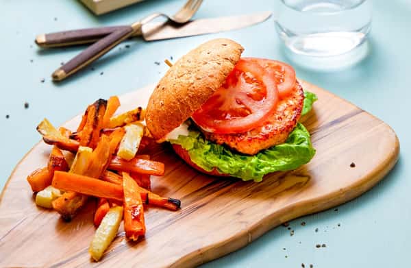 Asiatisk fiskeburger med grønnsaksfries og urtedressing
