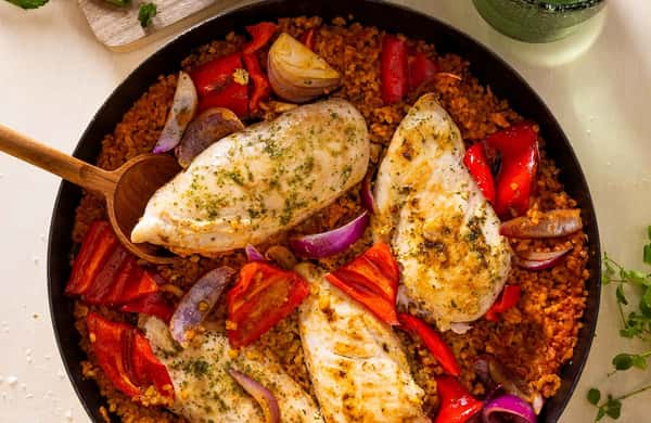 Krydret kylling med tomatbulgur og gulrotsalat med yoghurt og mynte