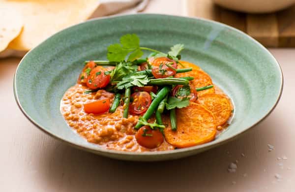Ovnsbakt søtpotet med tikka masalakrydrede linser og sprøstekte papadams