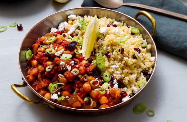 Spicy aubergine og kikerter med bulgursalat, granateple og skjørost