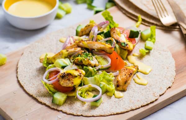 Kyllingwraps med agurk, tomat og curry- og mangodressing