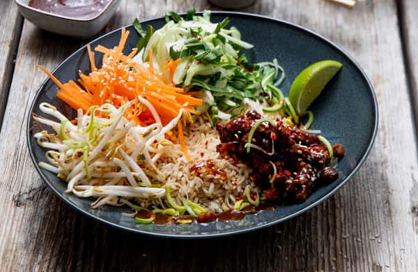 Bibimbap – koreansk streetfood med ris, grønnsaker og flatbiff