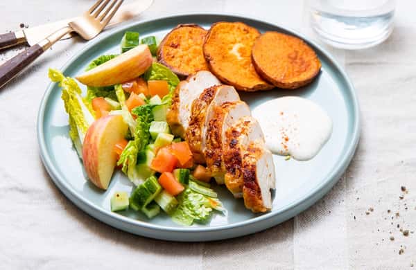 Kyllingfilet med søtpotetskiver, eple- og agurksalat med urtedressing