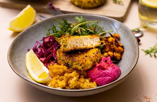 Bowl med krydderpanert middagsost, røde linser og hummus