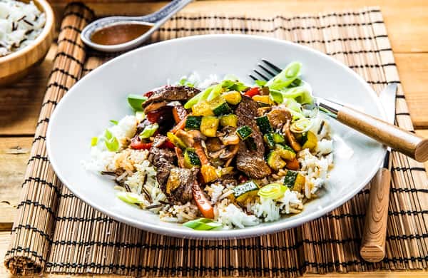 Wok med strimlet oksekjøtt