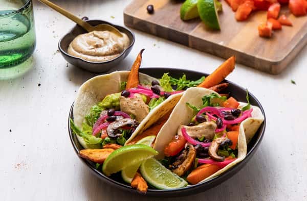 Vegetartacos med sopp, syltet rødløk og steinsoppaioli
