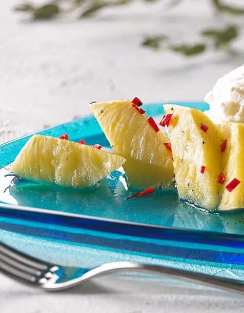 Ovnsbakt ananas med chili og yoghurtis
