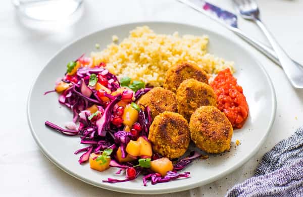 Crispy falafel med bulgur, rødkålsalat med mango og bakt paprikadressing