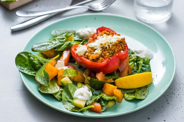 Bakt paprika med fetaost, couscous og tzatzikidressing