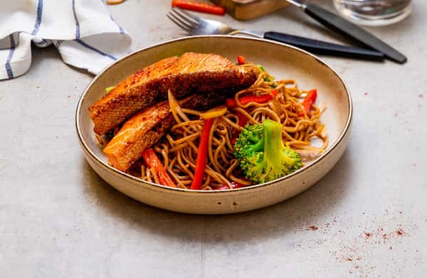 Krydderstekt ørret med asiatisk nudelsalat og koriander
