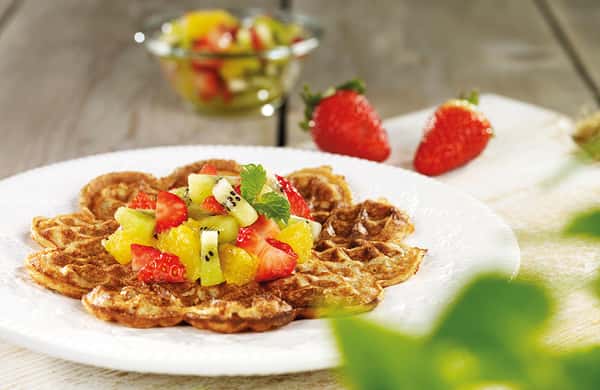 Rugvafler med fruktsalat