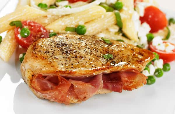 Fylt kyllingfilet med pasta- og ertesalat