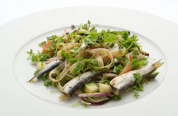 Pastasalat med sardiner og urter