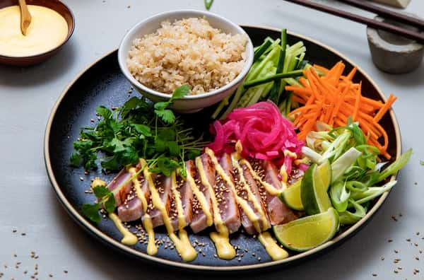 Tunfisk tataki med fullkornsris, sprø grønnsaker og curry- og mangodressing
