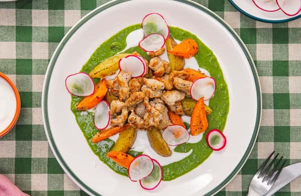 Strimlet ytrefilet av svin med bakte poteter, spicy ertekrem og limebakte gulrøtter