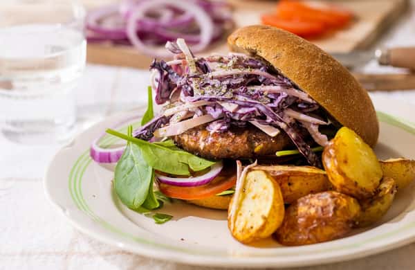 Portobelloburger med rødkålcoleslaw og stekte poteter