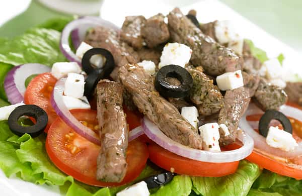 Biffsalat med tzatziki og oliven