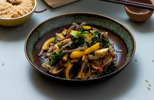 Kyllingwok med ingefær, karri, sjampinjong og fullkornsris