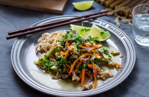 Thailandsk wok med kyllingkjøttdeig, grønn curry og fullkornslinguine