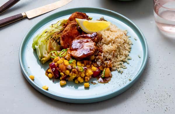 Barbecueglasert svinefilet med pannestekt spisskål og nektarin- og maissalsa