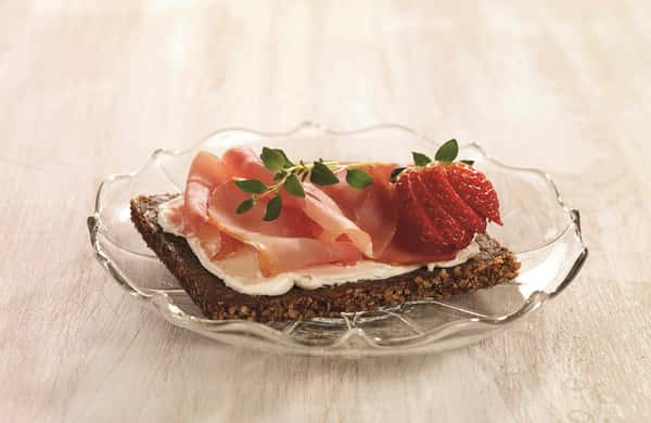 Rugbrød med kremost og spekeskinke