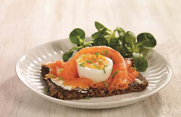 Rugbrød med røkelaks og kokt egg