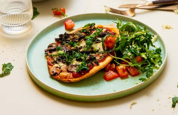 Vegetarpizza med skjørost, grønnkål og syltet rødløk