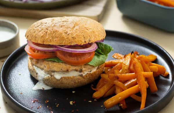 Kyllingburger med friske grønnsaker, gulrotfries og urtedressing