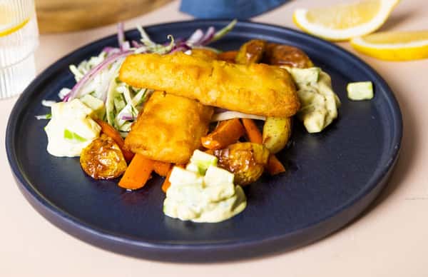 Sprøpanert seifilet med ovnsbakte gulrøtter, råkostsalat, dill og epleremulade
